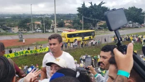 Deputado Federal Nikolas Ferreira (PF), organizador da caminhada, durante coletiva de imprensa neste domingo (Foto: Aline Rechmann/Gazeta do Povo)