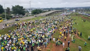 Manifestantes durante concentração da Caminhada pela Liberdade, em Brasília Deputado Federal Nikolas Ferreira (PF), organizador da caminhada, durante coletiva de imprensa neste domingo (Foto: Aline Rechmann/Gazeta do Povo)