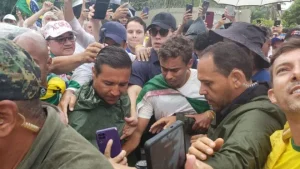 Deputado Nikolas Ferreira (PL-MG) é cercado por apoiadores durante a Caminhada pela Liberdade Deputado Federal Nikolas Ferreira (PF), organizador da caminhada, durante coletiva de imprensa neste domingo (Foto: Aline Rechmann/Gazeta do Povo)