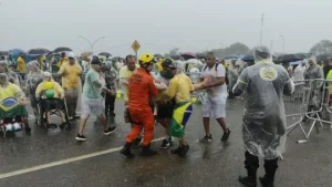 Socorristas atendem manifestantes que passaram mal após a queda de um raio no local da manifestação