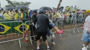 Manifestantes passam mal após a queda de um raio na região da manifestação (Foto: Aline Rechmann/Gazeta do Povo)
